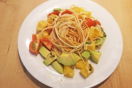 Bunte Nudeln mit Avocado