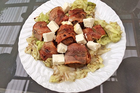 Speckfeigen mit Schafkäse auf Salat