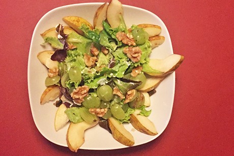 Blattsalat mit Birnen, Weintrauben und Walnüssen
