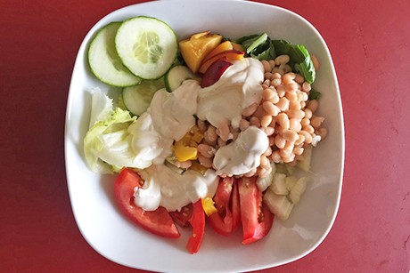 Rohkostbowl mit Nektarine, Bohnen und Sauerrahmdip