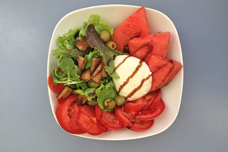 Burrata mit Wassermelone, Balsamicoreduktion, Blattsalat und Croutons