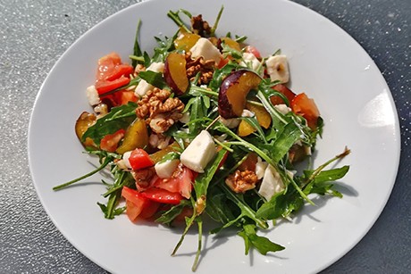 Rucolasalat mit Zwetschgen