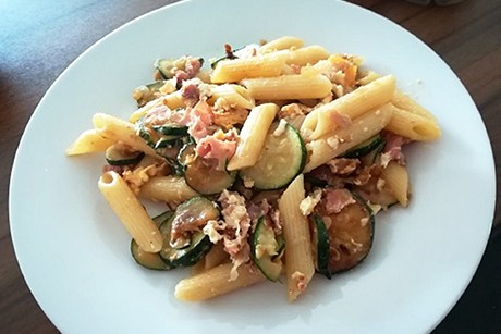 Penne mit Zucchini, Speck und Ei