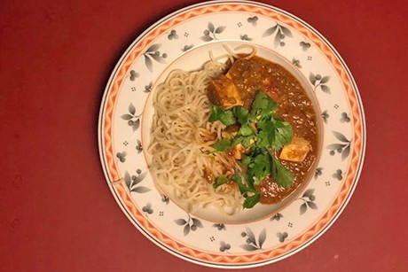 Asiatische Nudeln mit Erdnuss-Tofu-Sauce