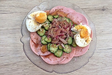 Saure Wurst mit Gurke und Ei