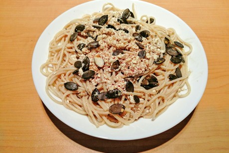 Dinkel-Spaghetti mit Kürbiskernöl-Pesto