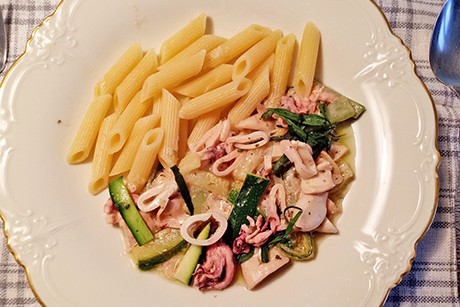 Calamares mit Zucchinistreifen