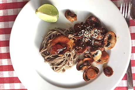 Asiatische Sobanudeln mit Champignons und Sesam