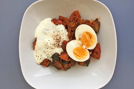 Zucchini-Tomatengemüse mit Joghurt und Ei