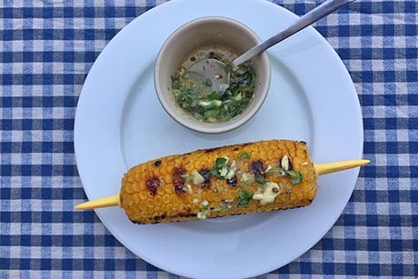 Gegrillte Maiskolben mit Limetten-Korianderdressing