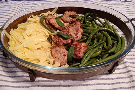 Medaillons mit Butterbohnen und Bandnudeln