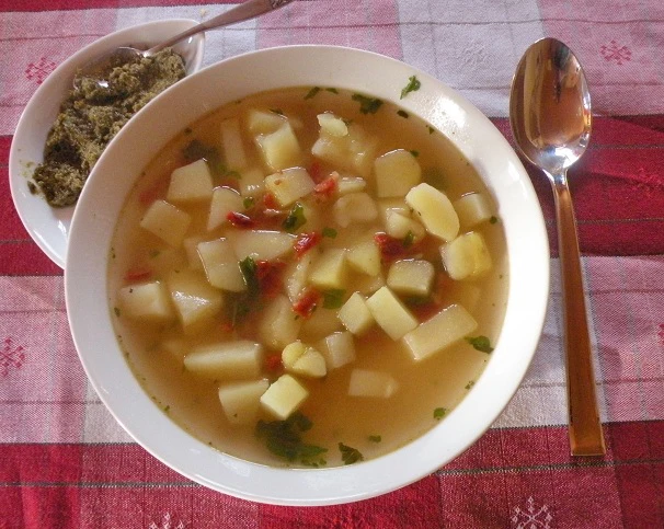 Kartoffelsuppe mit Basilikumpesto