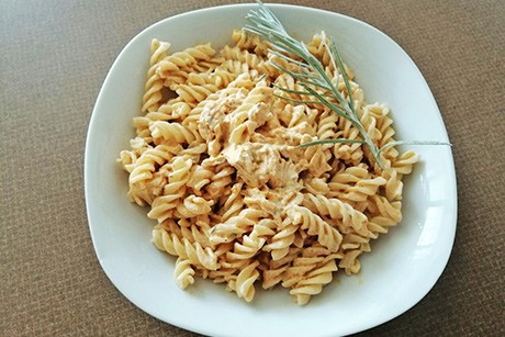 Dinkel-Fusilli mit Curry-Käsesauce
