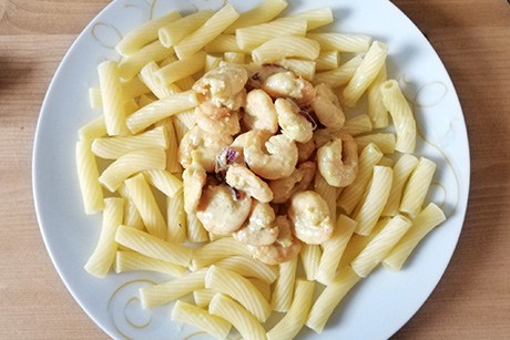 Nudeln mit Garnelen in feiner Currysoße