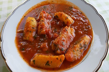 Erdäpfeln in Tomatensauce