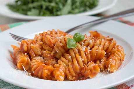 Nudeln in scharfer Tomatensauce