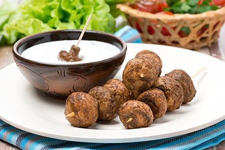 Pilzspieße mit Joghurtsauce