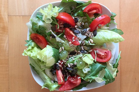 Blattsalate mit Weintrauben, Tomaten und Körnern