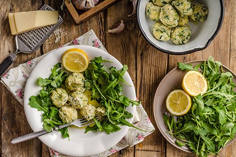 Spinatknödel auf Rucolasalat