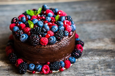 Schokoladentorte mit Beeren