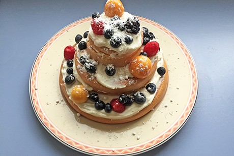 Dreistöckige Biskuittorte mit Beeren und Kokos