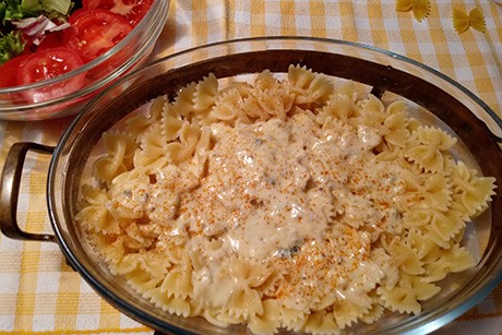 Pikante Farfeln mit Käsesauce