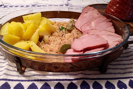Selchroller mit Sauerkraut und Salzkartoffeln