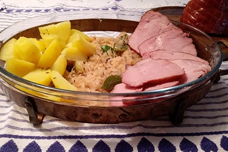 Selchroller mit Sauerkraut und Salzkartoffeln