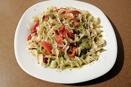 Bandnudeln mit Paprika und grünem Mozzarella