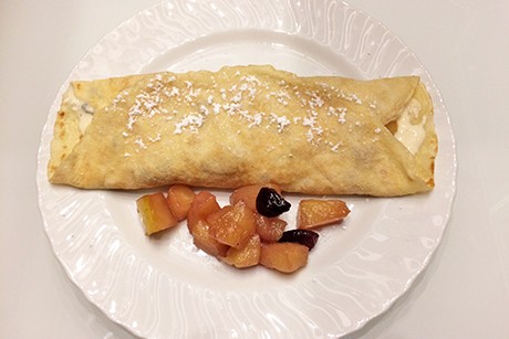 Topfenpalatschinken mit Früchten