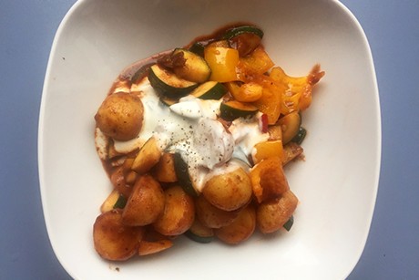 Paprizierte Erdäpfelpfanne mit Tomatenmark und Zucchini