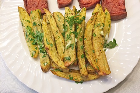 Pommes frites mit Knoblauch und Petersilie