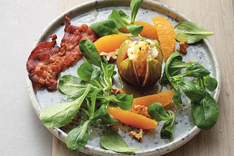 Gratinierte Feige mit Ziegenkäse und Feldsalat