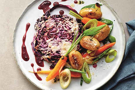 Rotkrautsteak mit Drillingskartoffeln und Frühlingsgemüse