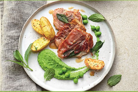 Saltimbocca alla romana mit Rosmarinkartoffeln und Erbsen-Minz-Püree