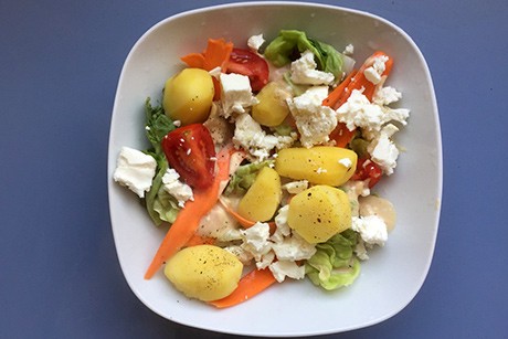Blattsalat mit warmen Erdäpfeln, Tomaten, Karotten und Feta