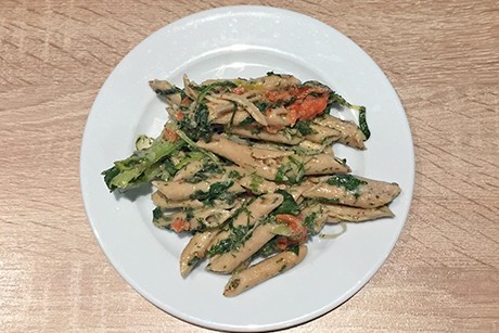 Warmer Nudelsalat mit Blattspinat und halbgetrockneten Tomaten