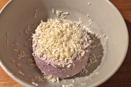 Schwarzbeereis mit Schokoraspeln