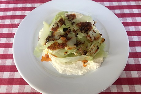 Warmes Kraut mit Chilisauce und Frischkäse