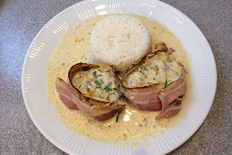 Schweinefilet im Speckmantel mit Currysauce