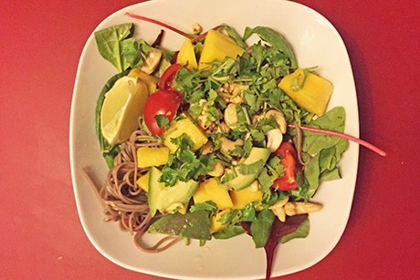 Blattsalat mit Sobanudeln, Tofu, Avocado