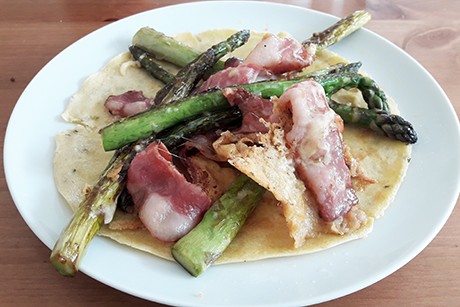 Palatschinke mit Spargel und Speck