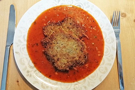 Kartoffelpuffer in Paprikasoße