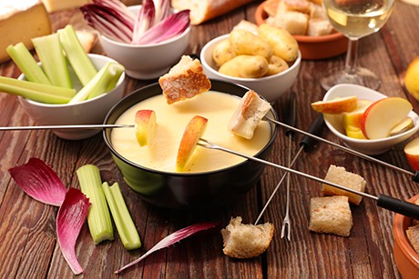 Käsefondue mit Apfel und Gemüse