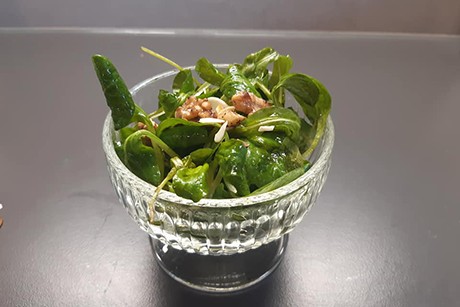 Vogerlsalat mit gerösteten Nüssen