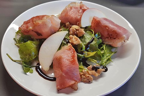Rucolasalat mit gebratenen Schafkäse in Speck