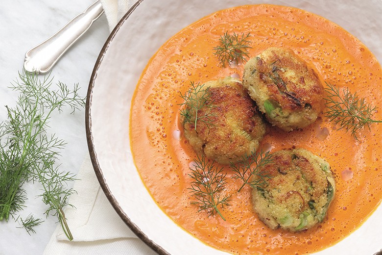 Geräucherte Paprika-Kürbis-Suppe mit Fischpﬂanzerln