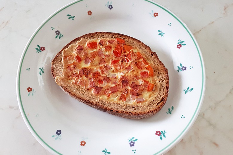 Bunte Eierspeise im Brot
