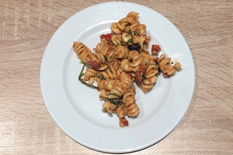 Spiralnudelsalat mit Spinat und getrockneten Tomaten