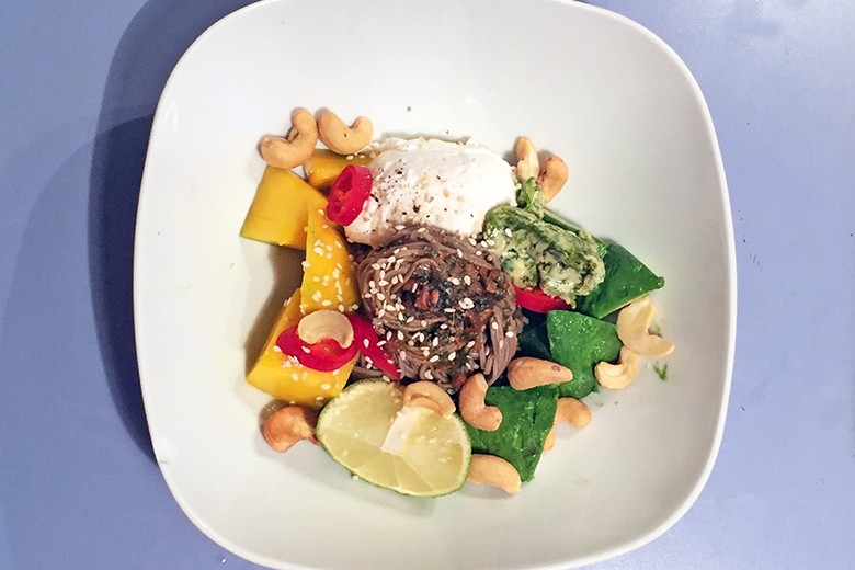 Sobabowl mit pochiertem Ei, Mango, Avocado und Cashews